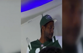 شاهد مسافر يهدد بضرب وقتل ركاب طائرة... 