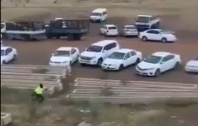 شاهد..حكم مباراة يهرب من الملعب في السودان والجمهور يلاحقه!
