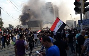 بالصور.. اصابات في صفوف الامن والمتظاهرين بساحة التحرير وسط بغداد