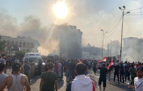 بالصور.. اندلاع حريق بمبنى قرب جسر الجمهوري وسط بغداد
