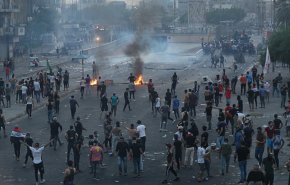 بالفيديو.. لحظة الهجوم بعبوة حارقة على عنصر من قوات الامن العراقية