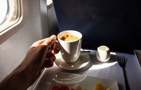 لماذا عليك إضافة السمن إلى كوب القهوة؟