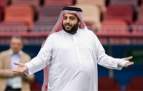 تركي آل الشيخ يروّج لأول عرض أزياء نسائي في السعودية