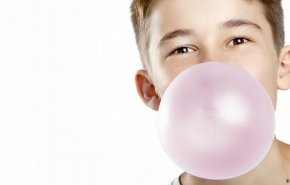 10 فوائد مفاجئة للعلكة الخالية من السكر
