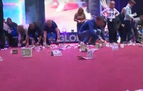السماء تمطر دولارات في مؤتمر ملياردير روسي