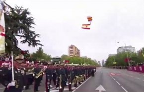 بالفيديو..موقف محرج لمضلّي عسكري امام ملك إسبانيا