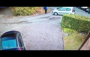 شاهد حادثا غريبا من نوعه.. امرأة تصدم نفسها بسيارتها