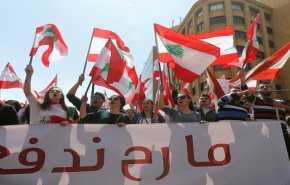 الحكومة اللبنانية تتراجع عن فرض الضريبة على الواتسأب 