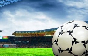 شاهد .. مباراة كرة القدم تتوقف بعد هبوط شيء مفاجئ من السماء