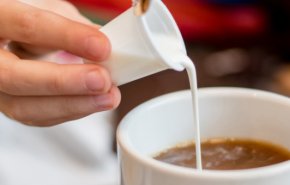 تحذير لاتستخدم مبيّضات القهوة لانها مضرة!