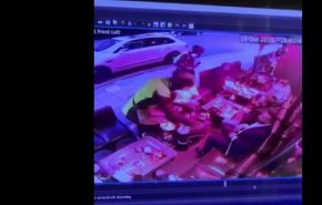 شاهد بالفيديو.. لحظة السطو المسلح على سعوديين بلندن في وضح النهار