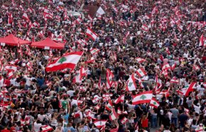 شاهد..متظاهرون لبنانيون يحرقون علم الإحتلال الإسرائيلي