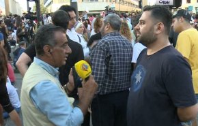 شاهد..الشارع اللبناني ينقسم الى قسمين 