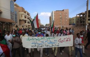 السودان: الآلاف يتظاهرون للمطالبة بحل الحزب الحاكم السابق
