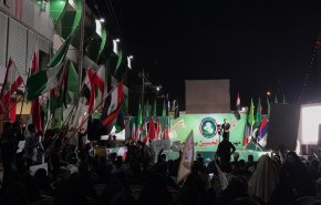صور/ زوار الاربعين يهتفون ضد الغطرسة الامريكية