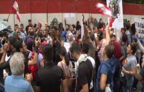 شاهد: مطالب باسقاط حاكم مصرف لبنان.. ما الذي فعله؟