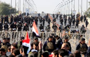 متظاهرون يلقون القبض على مسلح أطلق النار على قوى الامن