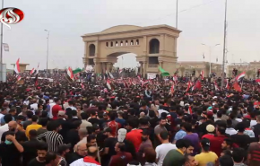 شاهد تظاهرة حاشدة في البصرة امام مبنى المحافظة