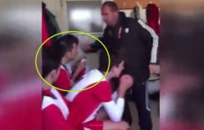 بالفيديو.. مدرب يضرب لاعبيه بشكل عنيف