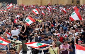 بالصور..جريدة اسرائيلية تشعل أزمة بانتشارها صورة لمتظاهرة لبنانية