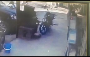 بالفيديو: لقطات مروعة للحظة انهيار رصيف وابتلاع رجلين