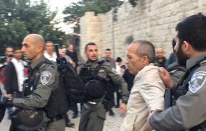 شاهد.. اعتقال فلسطيني بعد إصابته بدعوى محاولته الطعن