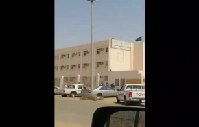 بالفيديو ...طالب يتسلق عامود إنارة ويقوم بفعل غريب قبل دخول الطابور