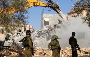 الاحتلال يجبر فلسطينيا على هدم منزله ذاتيا