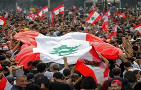 لبنان يعيد فتح أبواب بنوكه وعون يسعى إلى ’حل بعض العقد’
