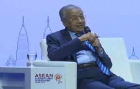 مهاتير محمد يهدد بالرد على مستوى تهديدات ترامب + فيديو