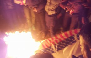 شاهد..احراق العلمين الاميركي والصهيوني في ساحة التحرير