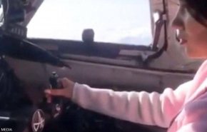 بالفيديو.. 'فضيحة' في قمرة طائرة روسية 