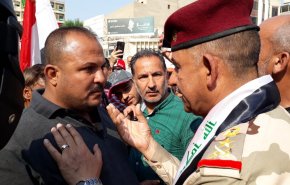 شاهد... ماذا فعل قائد عمليات بغداد مع المتظاهرين بساحة التحرير؟
