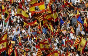 شاهد.. آلاف المحتجين يتظاهرون ضد زيارة ملك إسبانيا لبرشلونة