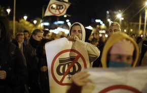 شاهد.. كاتالونيا تنتفض ضد ملك أسبانيا