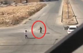 بالفیديو...شاب يشهر سلاحاً رشاشاً ويخطف شاباً بالرياض
