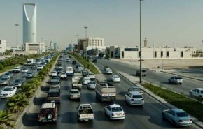 فيديو أشبه بالأفلام لنجاة شاب من حادث سير مروع في السعودية
