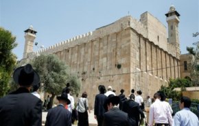 مستوطنون يهاجمون نائب رئيس حركة فتح ومحافظ الخليل