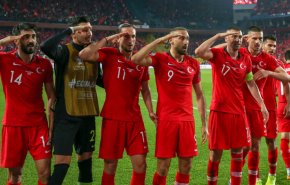 فتح تحقيق تأديبي لللاعبين الأتراك وأردوغان يدافع عنهم