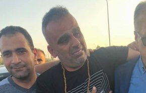 شاهد..اللحظات الاولى للافراج عن اسير فلسطيني بعد 14 عاما
