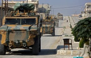شاهد... السوريون يرشقون الدوريات التركية بالحجارة
