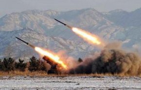 استهداف قاعدة تستضيف قوات أمريكية بالعراق بـ17صاروخا