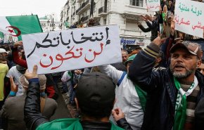 متظاهرون في مدن الجزائر يهتفون ضد الانتخابات الرئاسية
