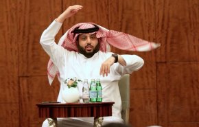 شاهد/ تركي آل الشيخ يهدي تمثالا من الذهب الخالص لشاعر
