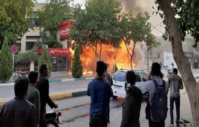 احتجاجات بذريعة رفع اسعار البنزين..نهب اكثر من 100 بنك ومتجر