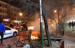 ویدئویی از خسارت آشوبگران به اموال عمومی/ از آتش زدن خودروها و بانک‌ها تا زیر گرفتن مامور ناجا
