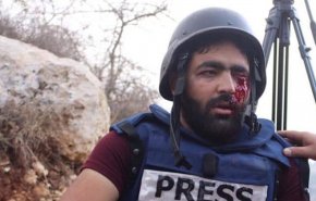 محتجون لبنانيون يرفعون صور صحفي فلسطيني فقد عينه برصاص الاحتلال
