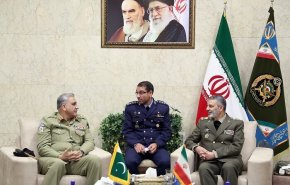 قائدا جيشي إيران وباكستان يبحثان توسيع التعاون الثنائي