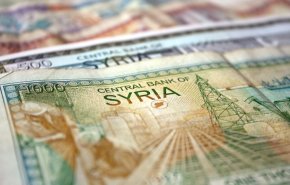 الليرة السورية تواصل انهيارها امام الدولار.. اليكم الاسعار