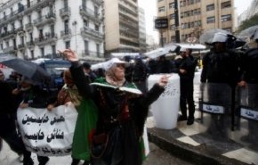تظاهرة في الجزائر ضد الانتخابات الرئاسية وسجن معتقلي الرأي